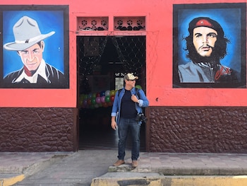 Oswaldo Rivas afirmó que no existe una acusación judicial en su contra y que abogados le advirtieron que no podían intervenir en la venta de su casa por temor a perder la licencia./ (X de Oswaldo Rivas)