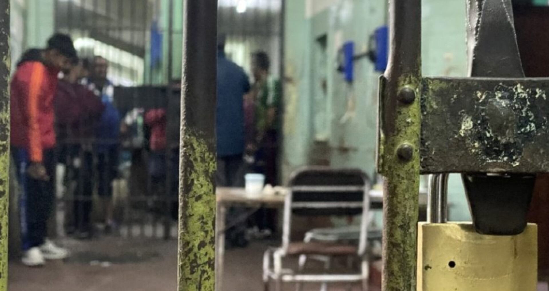 Por el hecho hay cinco internos sospechados captados, cuando ingresaban a la celda de la víctima, por las cámaras de seguridad del penal