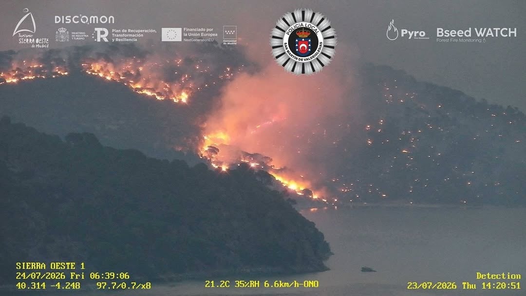 Uno de los frentes del incendio en San Martín de Valdeiglesias ha cruzado el embalse de San Juan y se dirige dirección desembocadura del río Cofio. (Policía Local de San Martín de Valdeiglesias)