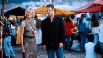 El accidentado rodaje que protagonizaron Meg Ryan y Russell Crowe en Ecuador en el 2000: una muerte, clima extremo y el romance secreto