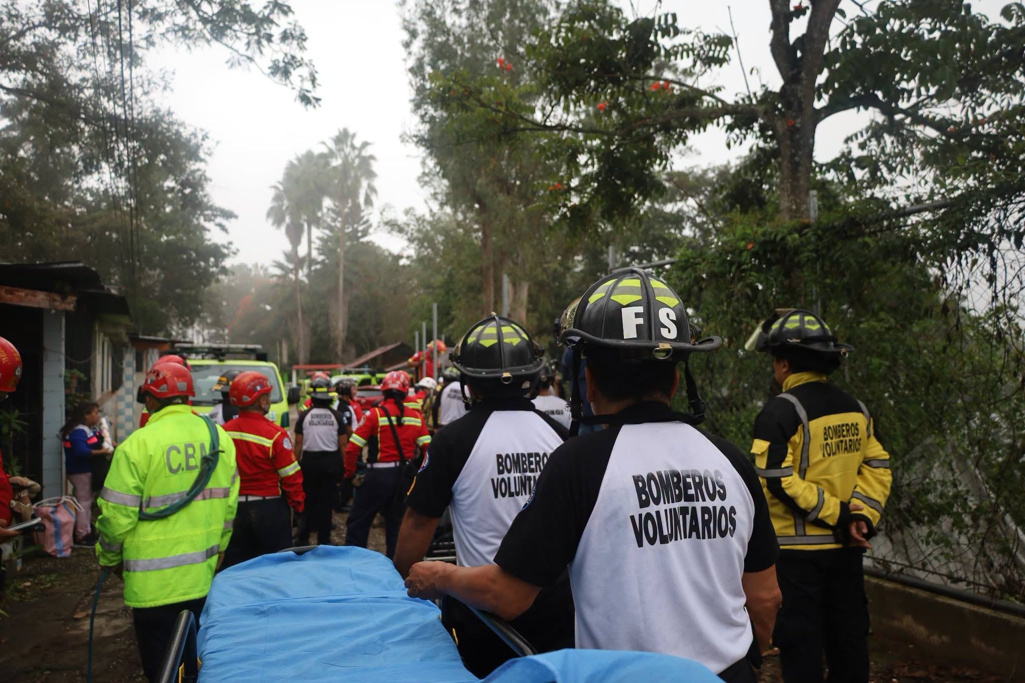 Efectivos de bomberos municipales y voluntarios coordinan las tareas de rescate de una persona en una ladera empinada. (Bomberos Voluntarios GT)