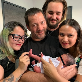 Luis Enrique Guzmán al lado