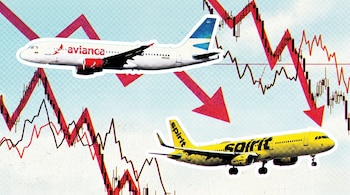 Imagen risográfica con fondo azul claro. Aviones de Avianca (blanco) y Spirit (amarillo) con contorno blanco sobre gráficos de acciones en declive.