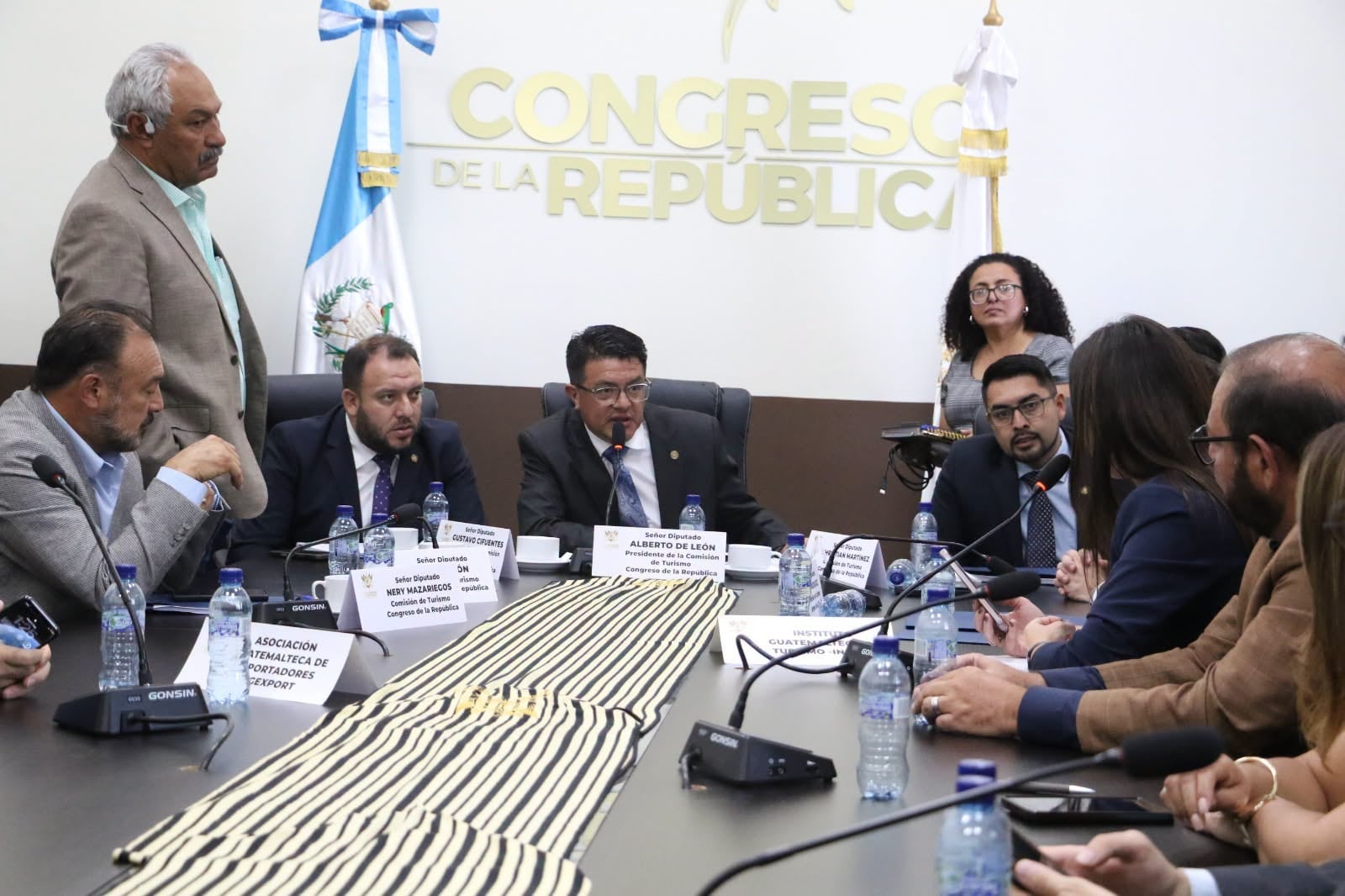 Integrantes de la Comisión de Turismo del Congreso de la República de Guatemala celebran una reunión de trabajo junto a representantes del sector turístico y exportador. (Congreso de la República de Guatemala)