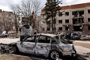 Una persona camina junto a