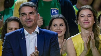 Flávio Bolsonaro huye a Miami y se declara líder legítimo de Brasil
