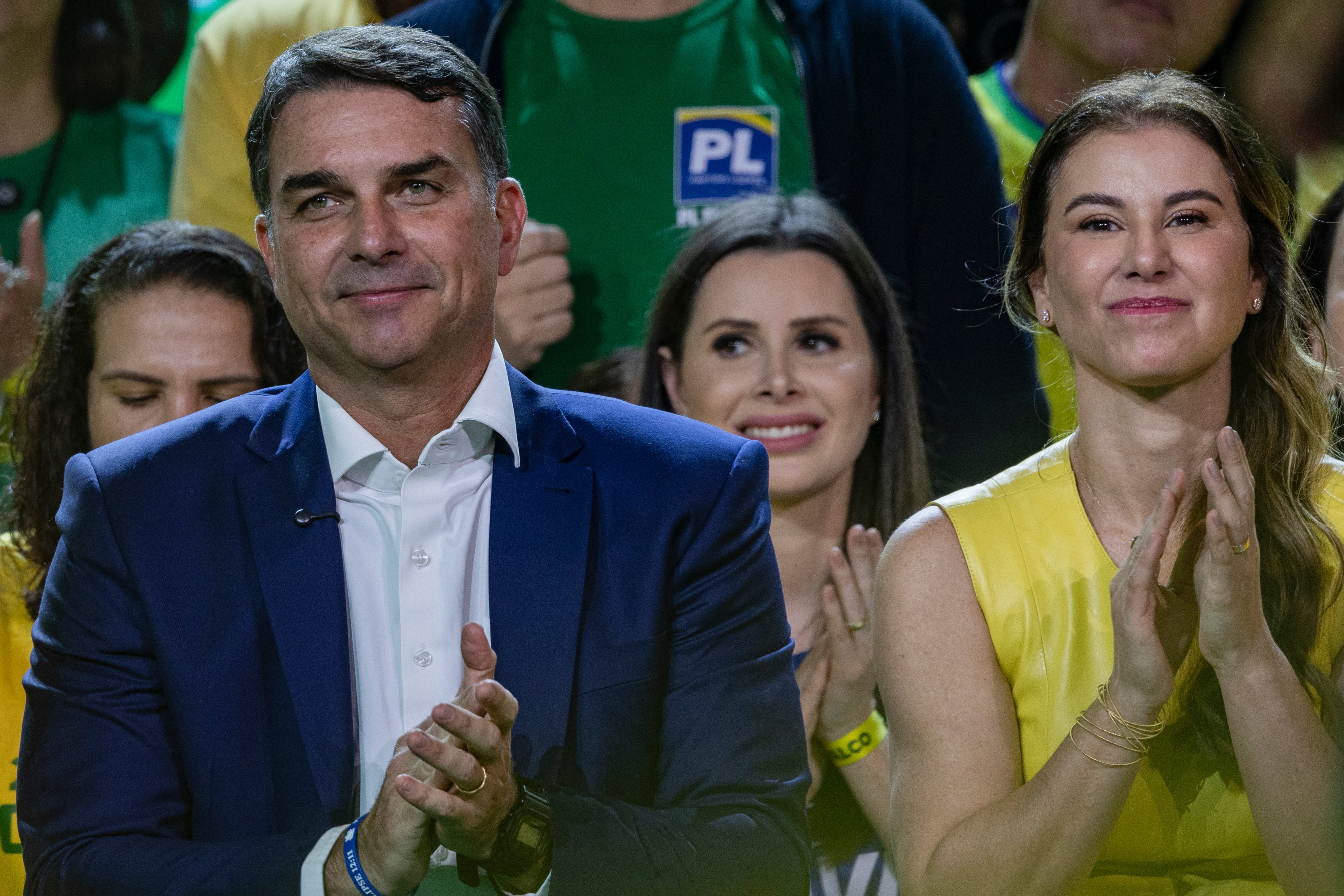Flávio Bolsonaro huye a Miami y se declara líder legítimo de Brasil
