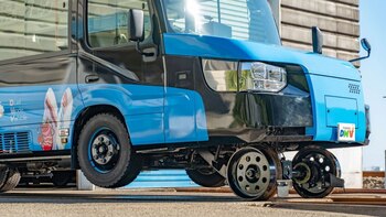 El "tren-bus" cuenta con ruedas