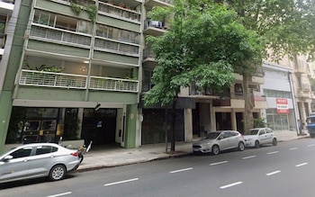 Mientras la Fiscalía dispuso actuaciones bajo la carátula de averiguación causales de muerte, una vecina relató haber percibido un fuerte olor a gas en el edificio y no ver hacía días a las residentes del departamento intervenido