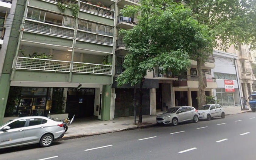 Mientras la Fiscalía dispuso actuaciones bajo la carátula de averiguación causales de muerte, una vecina relató haber percibido un fuerte olor a gas en el edificio y no ver hacía días a las residentes del departamento intervenido