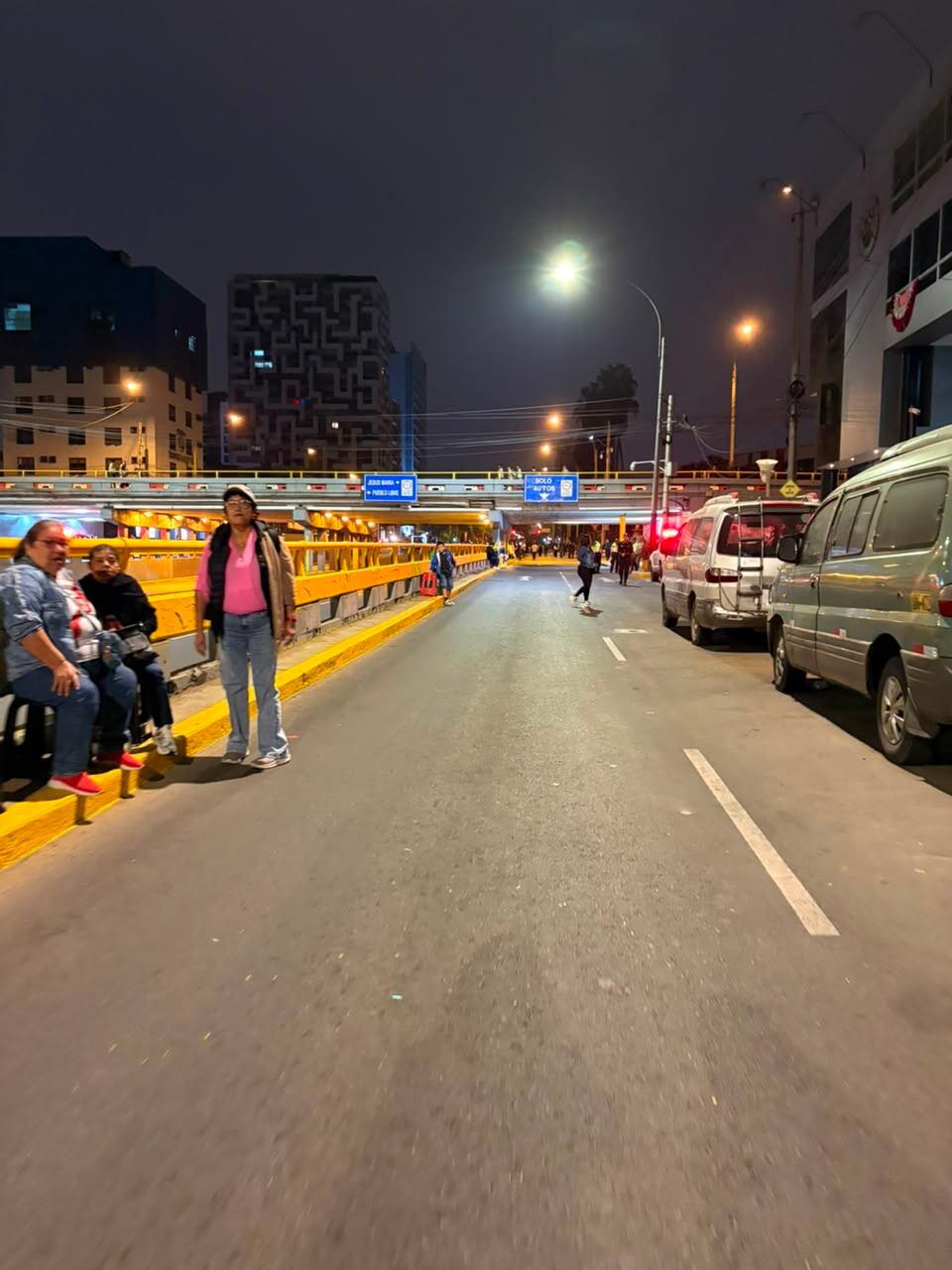 10 soles alquilan los bancos en la av. Brasil para poder ver el Desfile Militar . Infobae Perú