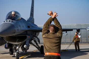 Maniobras de un cazabombardero F-16