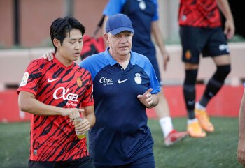 El entrenador mexicano dirigió al surcoreano durante su etapa en el Mallorca. (Diario de Mallorca)