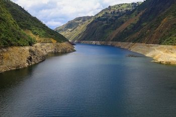 Fotografía de archivo en la que se captó una vista general del embalse Mazar, en Sevilla de Oro (Ecuador). EFE/Robert Puglla