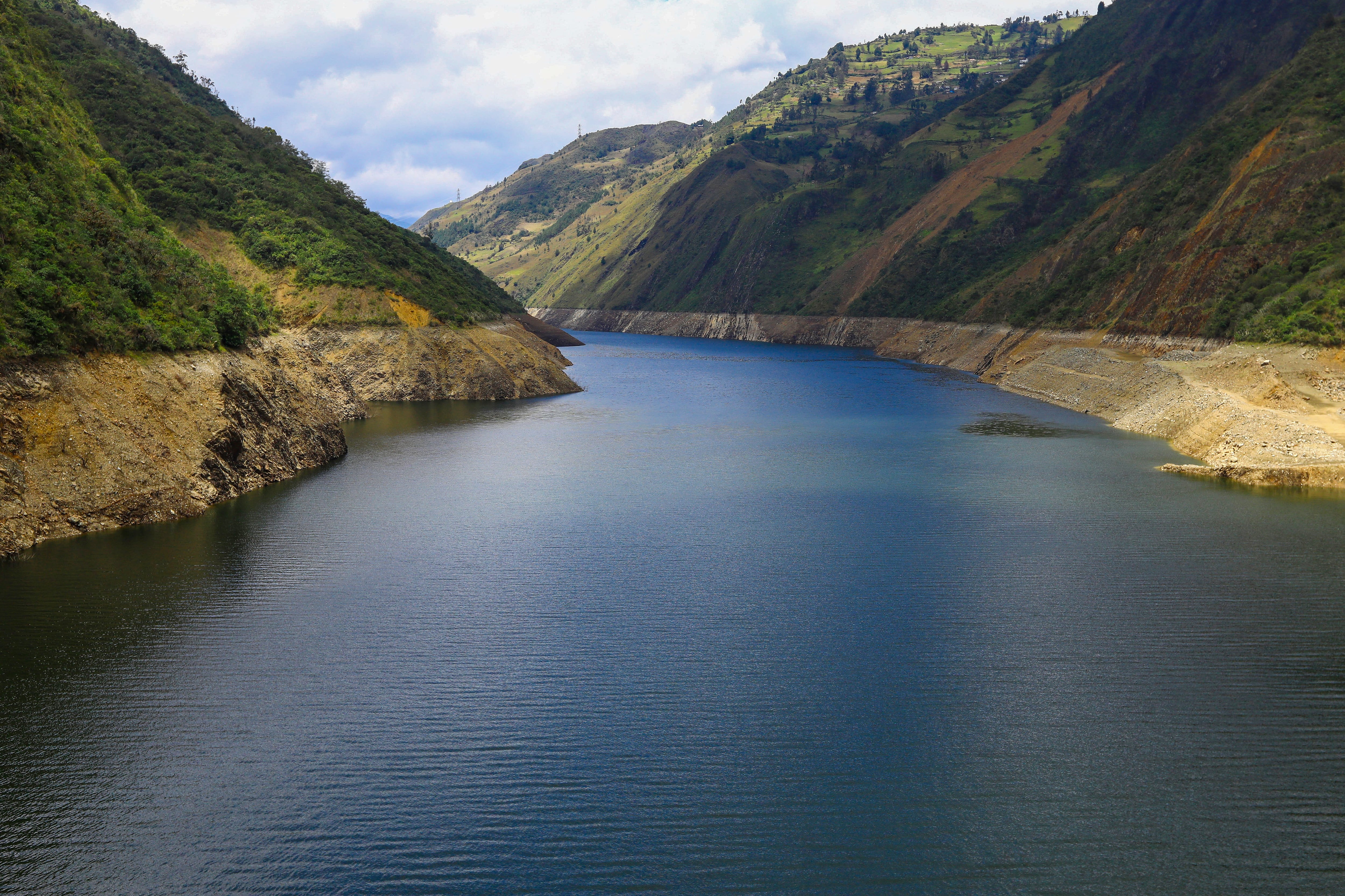 Fotografía de archivo en la que se captó una vista general del embalse Mazar, en Sevilla de Oro (Ecuador). EFE/Robert Puglla