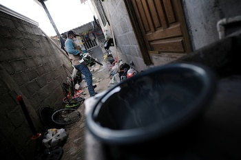 Eliminación de criaderos y campañas de fumigación lideran las acciones para prevenir la proliferación del dengue en comunidades hondureñas. REUTERS/Yoseph Amaya