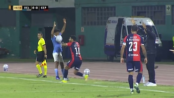 Maxloren Castro fue agredido en el rostro y provocó insólita expulsión por Copa Libertadores 2026.