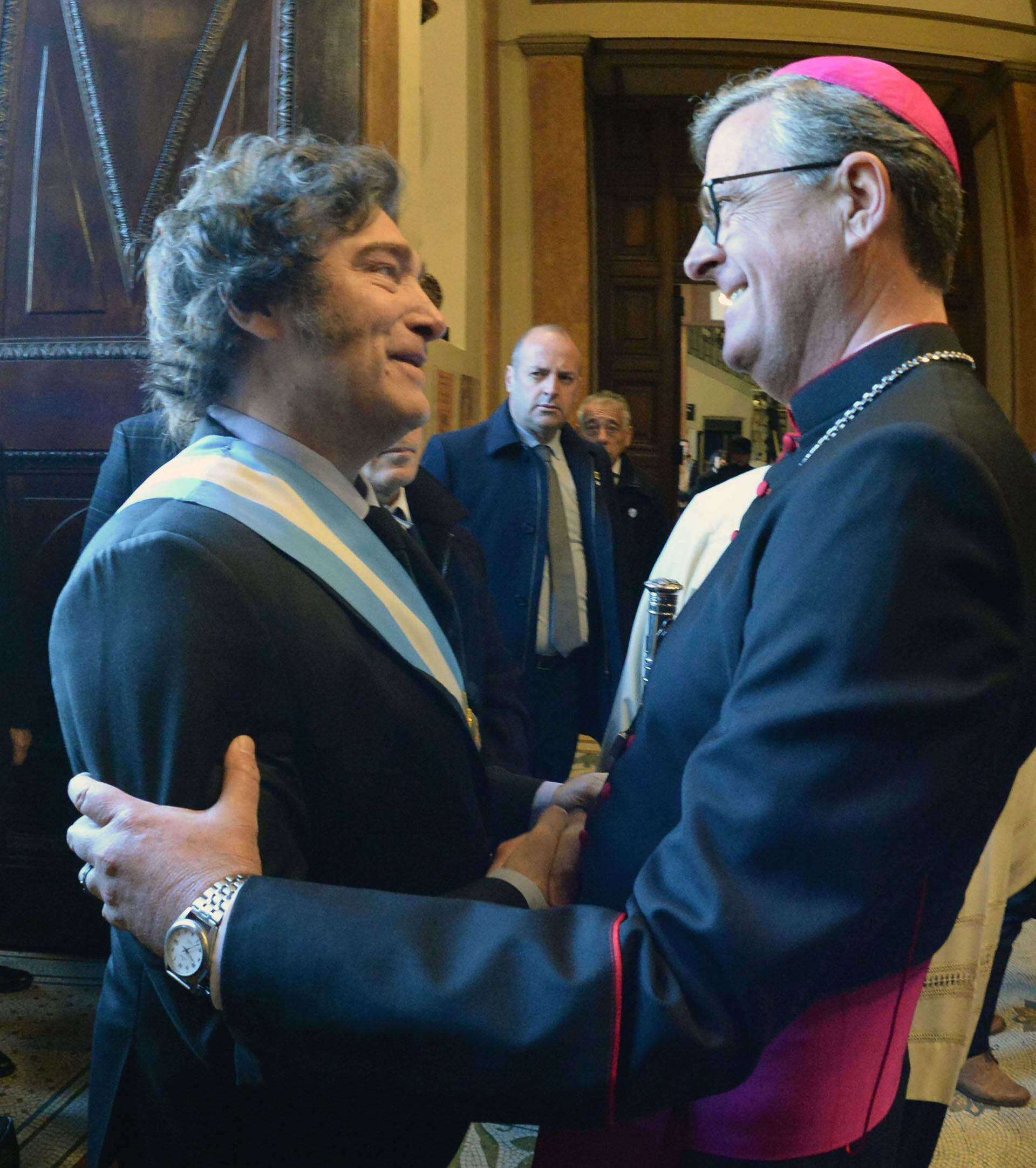 NOTICIAS ARGENTINAS MAYO 25: El
presidente Javier Milei saluda
a Monseñor Jorge Garcia Cuerva
en el acto de conmemoración
del 25 de Mayo.
Foto NA