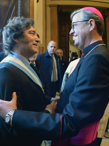 El presidente Javier Milei saluda