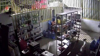 Débora viendo a la persona