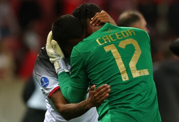 Cáceda se abraza con su