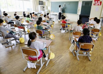 Niños japoneses asisten a clases