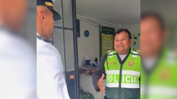 El padre estrecha la mano