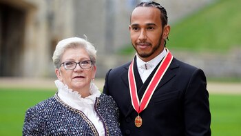 Lewis Hamilton junto a su