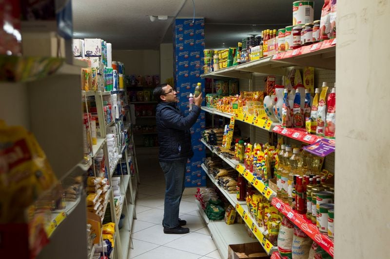 FOTO DE ARCHIVO: Un hombre compra comestibles en un mercado en Quito, Ecuador. 1 de junio, 2016. REUTERS/Guillermo Granja