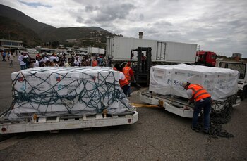 Trabajadores descargan el primer lote