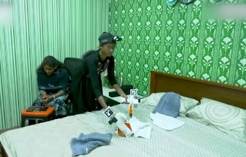 India: se graban mientras limpian, cocinan y doblan ropa para enseñarles a los robots cómo hacerlo (Captura de video)