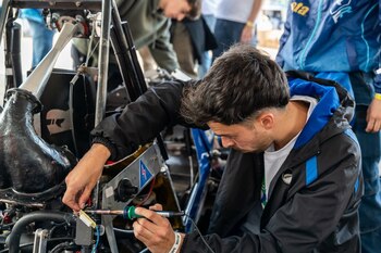 Estudiantes de la UBA construyeron un auto de carrera y participaron de una prestigiosa competencia