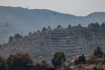 Uma vista geral das montanhas ao redor da cidade de La Vilavella (Castellón). (EFE/Manuel Bruque)