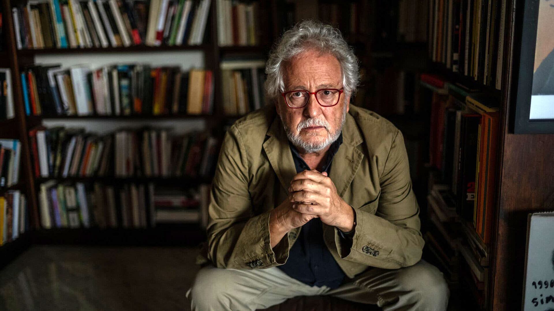 Héctor Abad Faciolince en su casa en Medellín, Colombia. (Federico Rios/The New York Times)