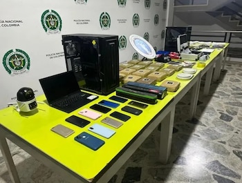 La red utilizaba inteligencia artificial para alterar rostros y voces durante videollamadas con las víctimas- crédito @PoliciaColombia/X