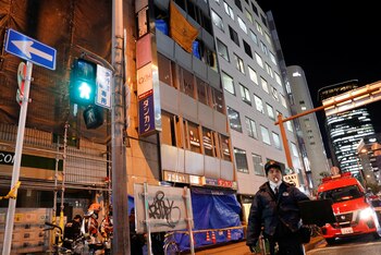 Un oficial de policía se