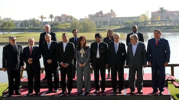 La foto de familia de los presidentes asistentes a la Cumbre de Mandatarios de la UNASUR en Buenos Aires, en 2010