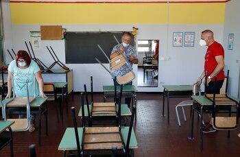 Preparativos en la escuela Simonetta Salacone, en Roma (Reuters)