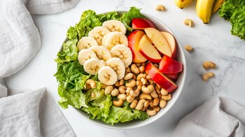 Un bowl con ensalada colorida