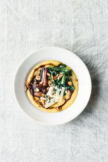 HANDOUT - La polenta se puede combinar bien con ingredientes como la espinaca y nueces. Foto: Wolfgang Schardt/Gräfe und Unzer/dpa - ATENCIÓN: Sólo para uso editorial con el texto adjunto y mencionando el crédito completo