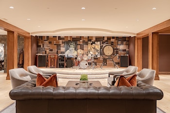 La mansión incluye un escenario musical y área insonorizada para grabaciones. (Crooked River Media)