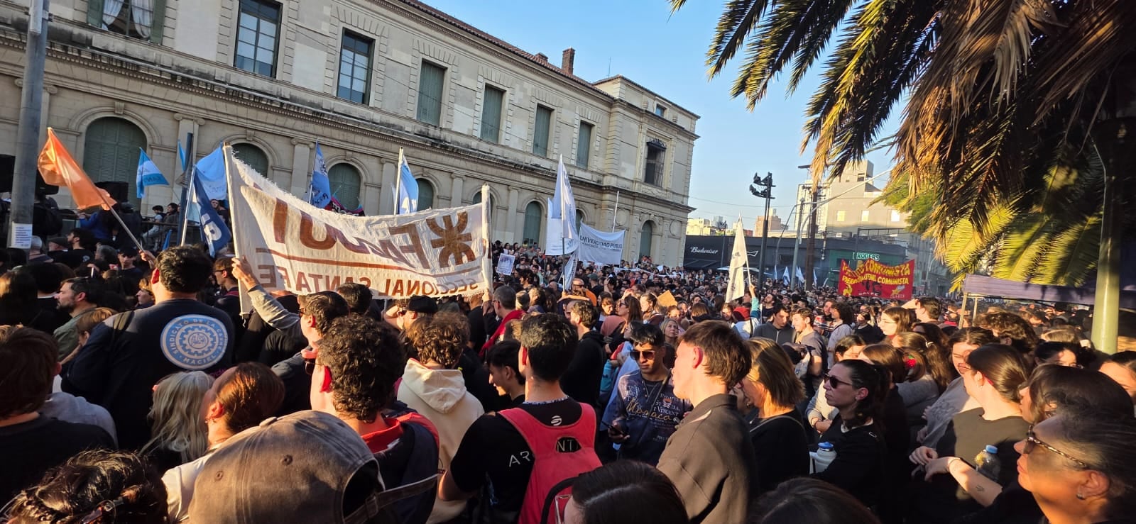 Miles de personas colmaron las calles de Santa Fe para exigir el cumplimiento de la Ley de Financiamiento Universitario