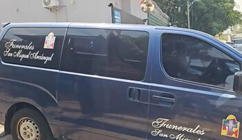 Familiares retiraron este viernes los cuerpos de cuatro agentes de la DIPAMPCO desde la morgue de San Pedro Sula. (Foto: Cortesía)