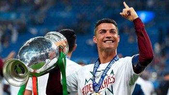 Cristiano Ronaldo con la Eurocopa que su Portugal ganó en Francia 2016 (Shutterstock)