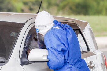 Personal médico realiza una prueba