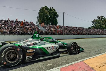 Agustín con el IndyCar ante