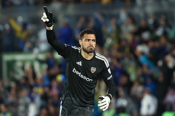 Álvaro Montero de Boca celebra un gol de Santiago Ascacibar este martes, en el partido de vuelta de los octavos de final de la Copa Sudamericana entre Deportivo Recoleta y Boca Juniors en el estadio Defensores del Chaco en Asunción (Paraguay)-crédito Juan Pablo Pino/EFE