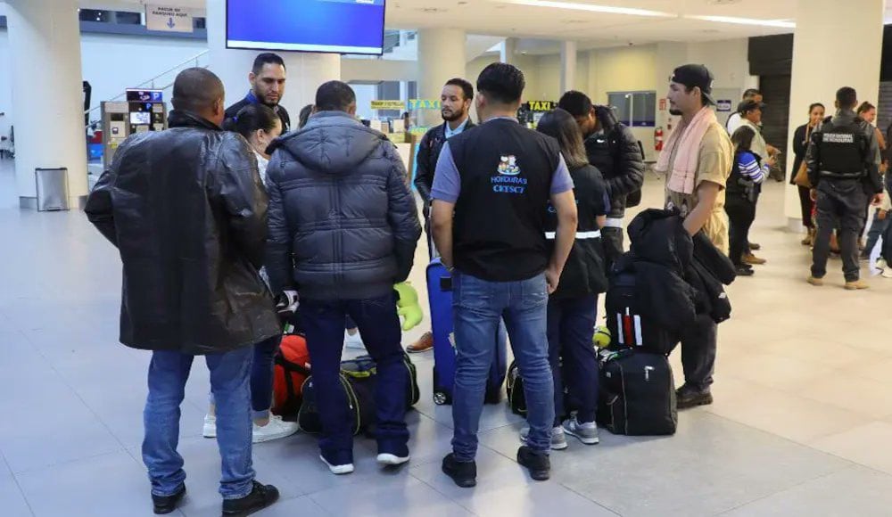 Seis ciudadanos hondureños regresaron al país tras ser víctimas de falsas ofertas de empleo que los llevaron hasta Rusia. (Foto: Secretaria de Relaciones exteriores)