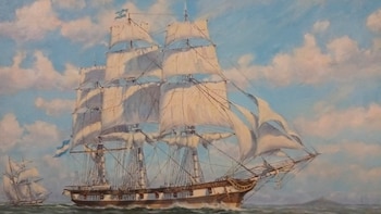 Pintura de dos barcos de vela navegando en el mar bajo un cielo nublado. Un buque grande con múltiples mástiles y bandera argentina al frente y uno pequeño al fondo