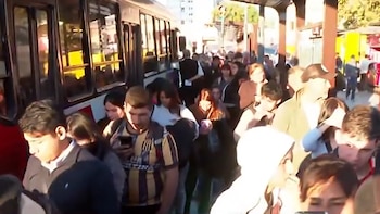 Paro de colectivos: enojo y demoras en las paradas desde el centro porteño hasta el conurbano bonaerense